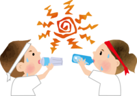 穿着体操服的孩子们为了应对中暑而补充水分的运动会