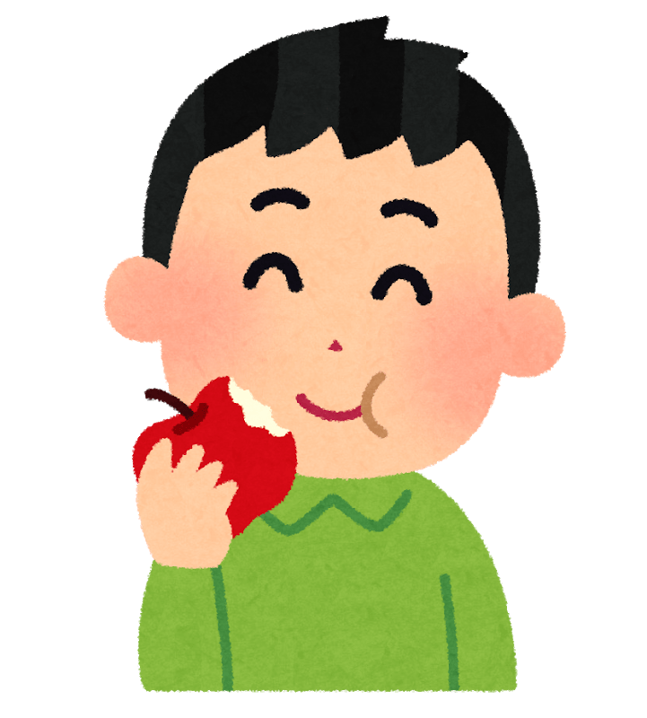 リンゴを食べる男の子