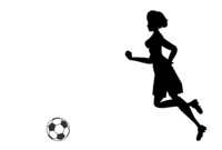 运球的女足球运动员剪影