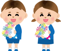 花束を持つ幼稚園児(男の子-女の子)