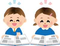 翻阅专辑的幼儿园儿童(男孩女孩)