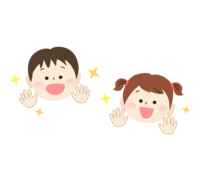 ピカピカの手を見せている子供